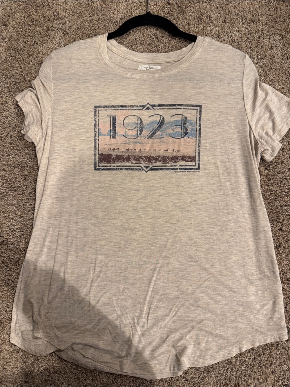 Maurices Light Heather Beige 1923 Graphic Short Sleeve Tee
